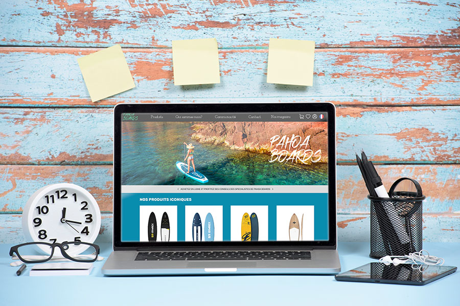 Mockup d'un ordinateur où est insérer un visuelle de page web Pahoa Boards